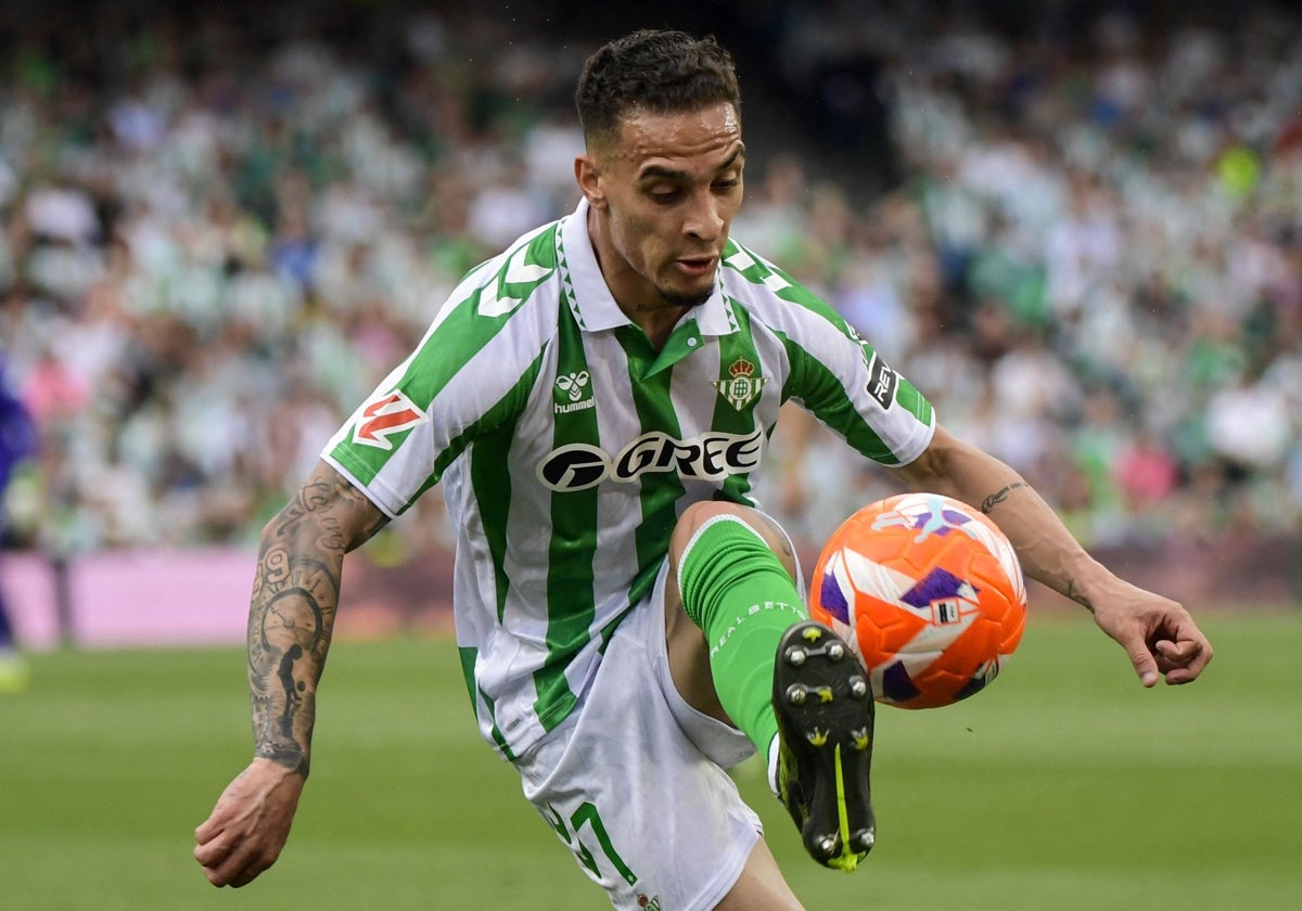 Antony controla el balón durante el Betis - Villarreal de LaLiga EA Sports