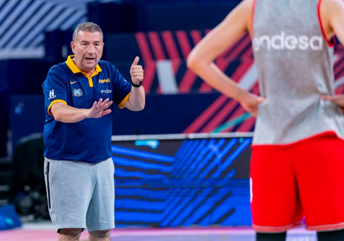 Miguel Méndez, with the Spanish women's team