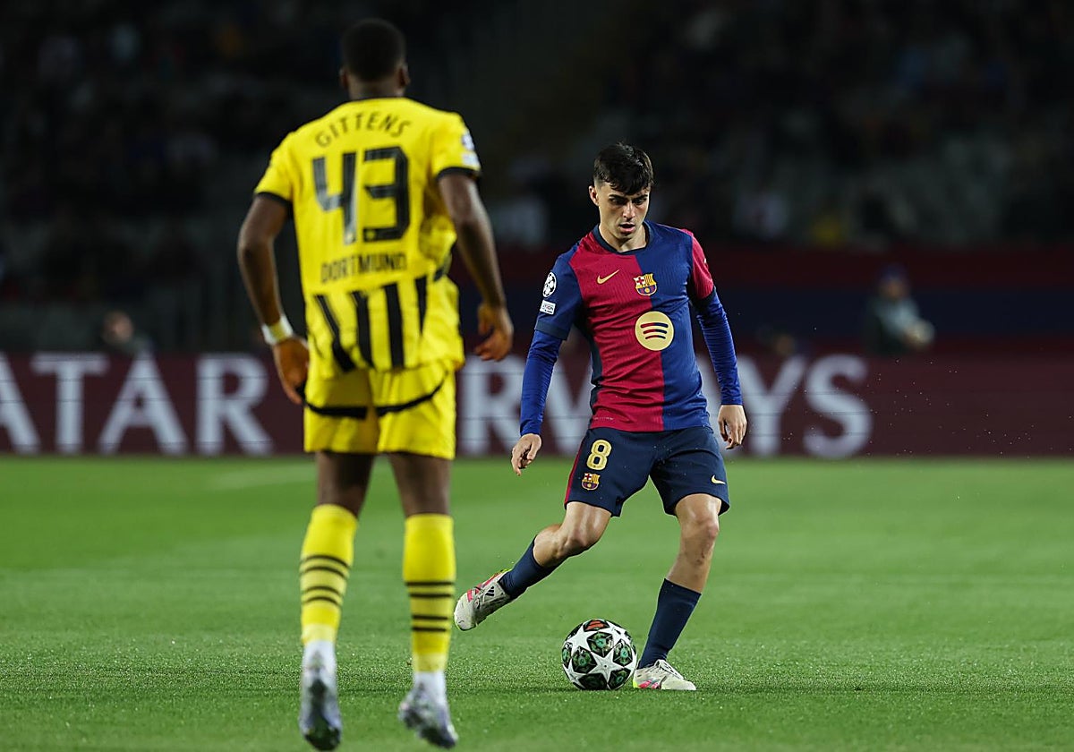 Pedri maneja el balón ante Bynde-Gittens