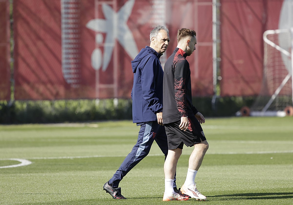 Joaquín Caparrós conversa con Peque al inicio de un entrenamiento