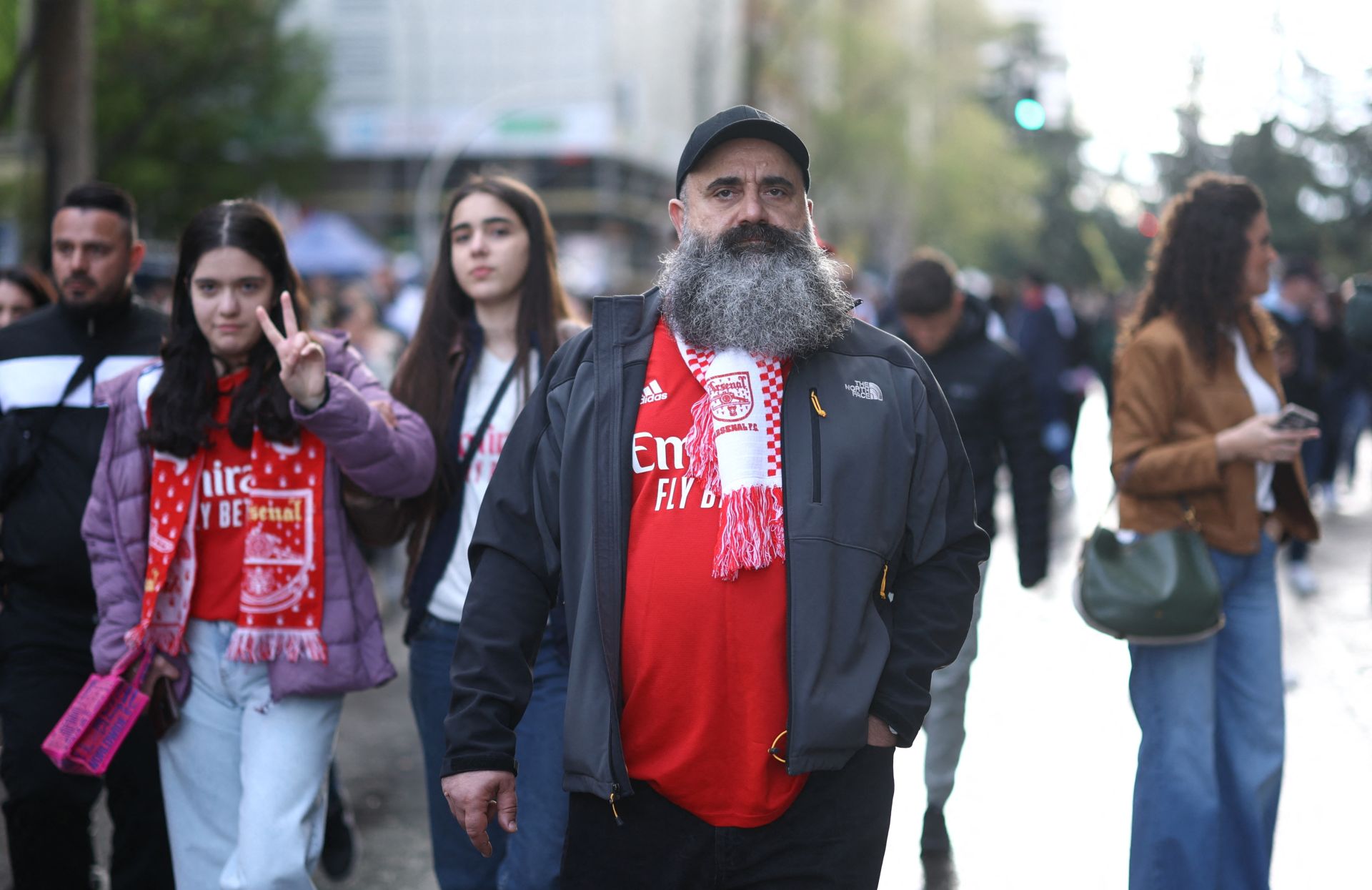Aficionados del Arsenal llegando al Santiago Bernabéu horas antes del partido. 