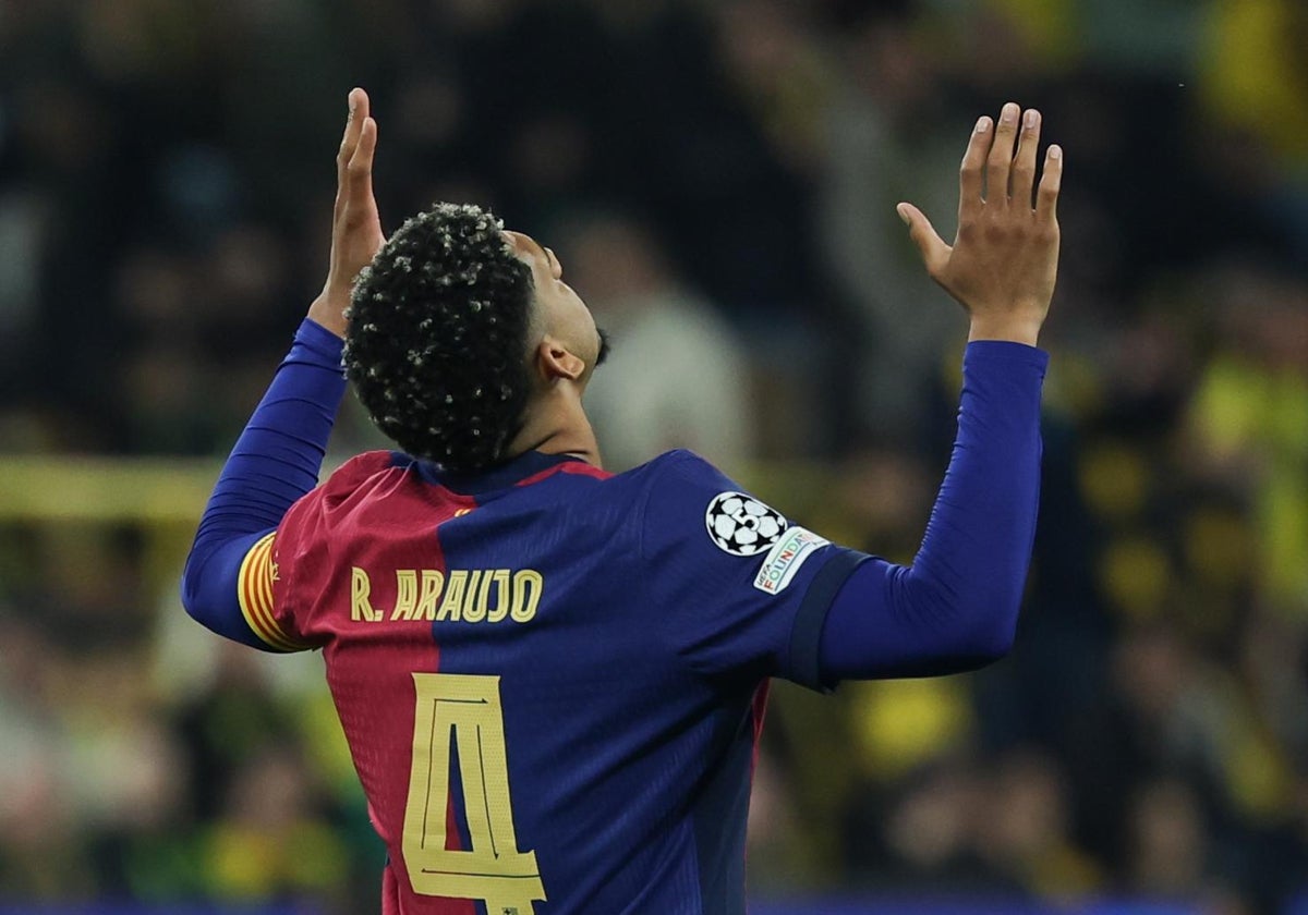 Ronald Araujo lamenta una ocasión durante el partido entre el Barcelona y el Dortmund