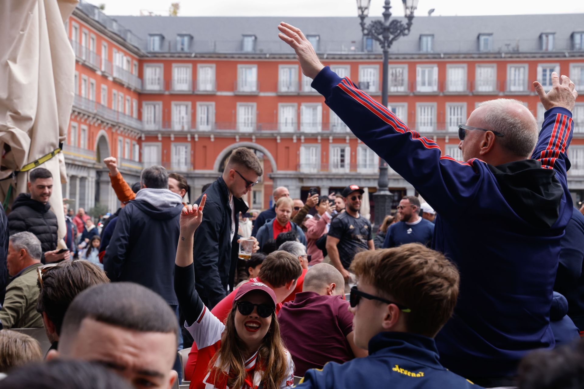 Aficionados del Arsenal calientan el partido este mediodía en la Plaza Mayor.