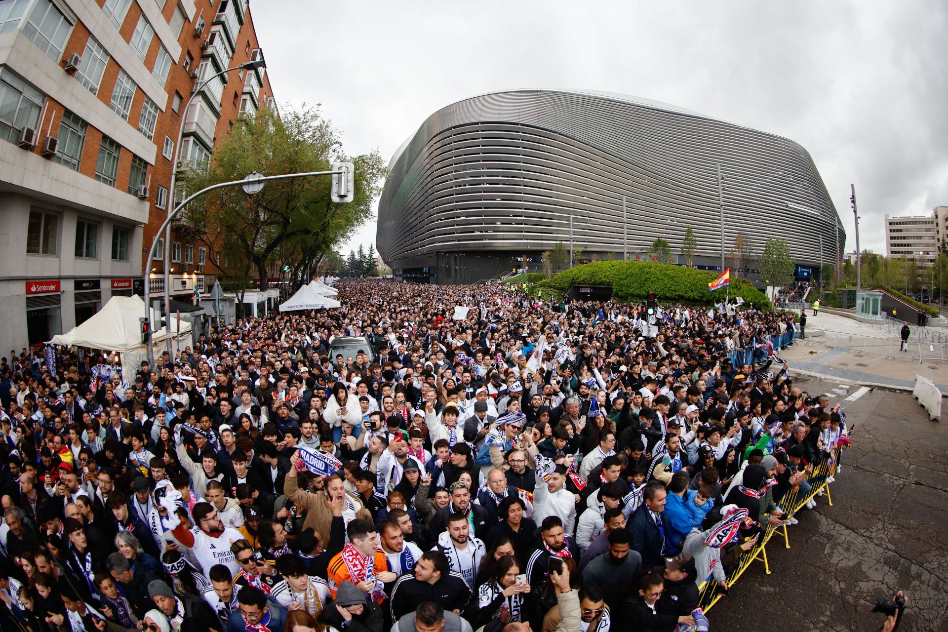 Miles de aficionados animan al Real Madrid en la llegada al estadio.
