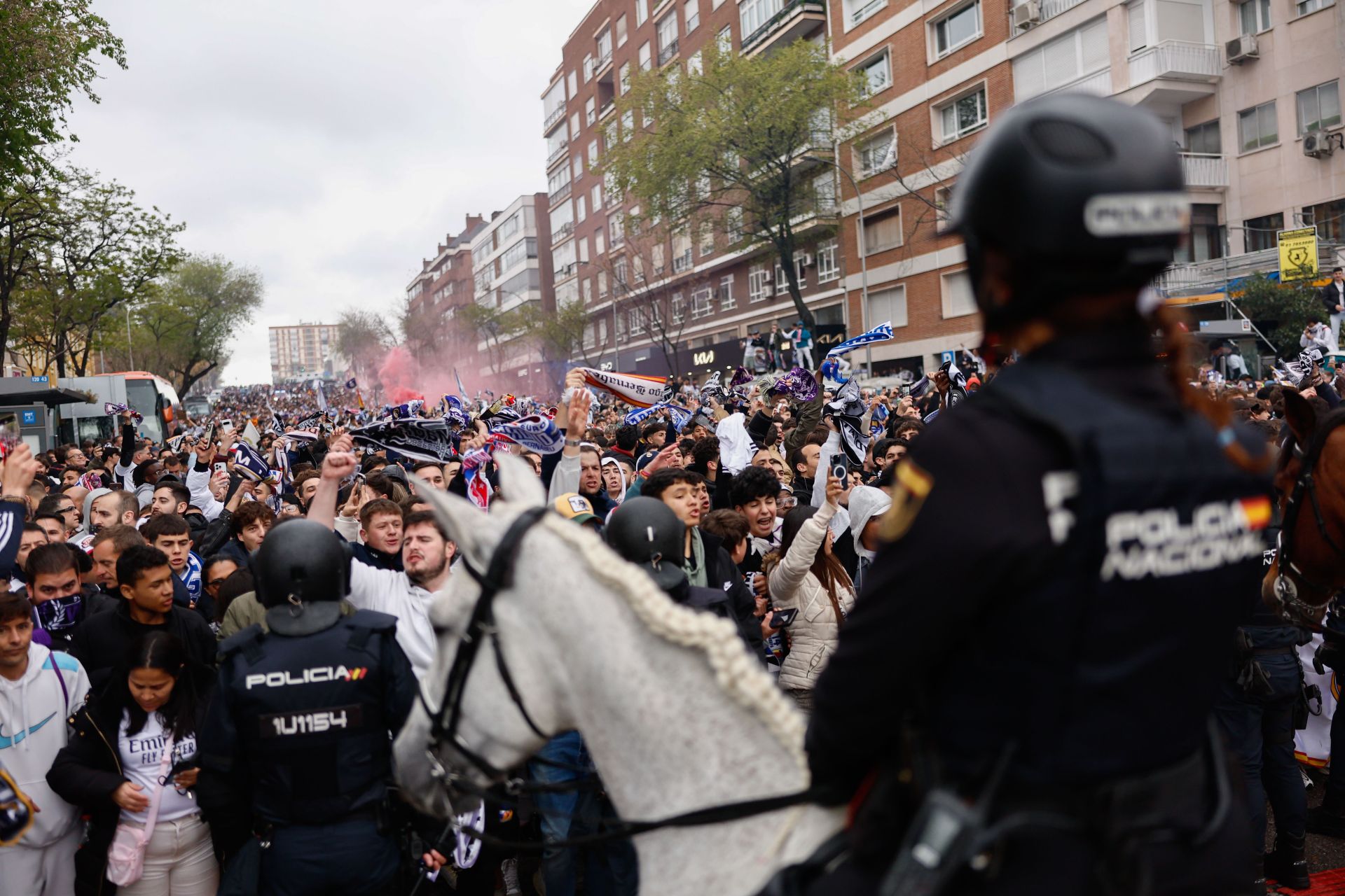 La policía acordona la zona ante miles de aficionados.