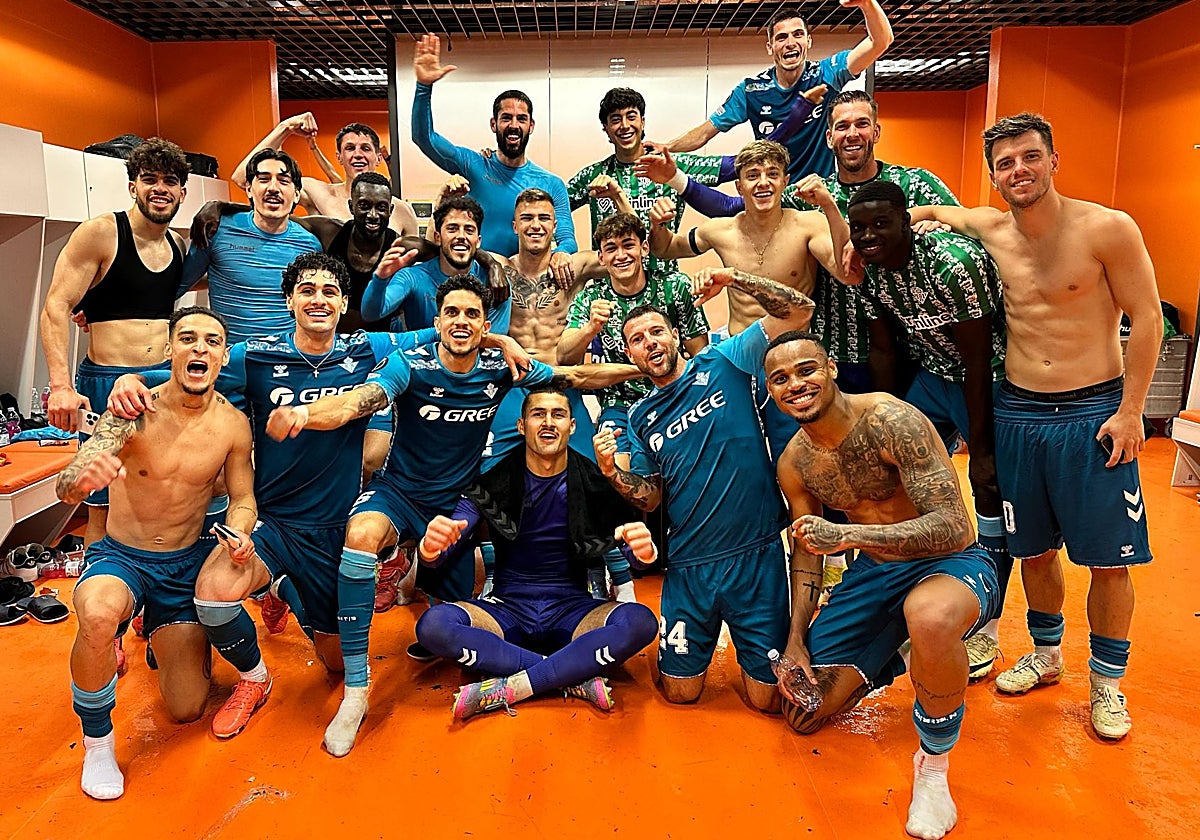 Los jugadores del Betis celebran en el vestuario del Chorten Arena el pase a las semifinales de la Conference League