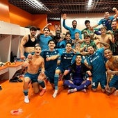Los jugadores del Betis celebran en el vestuario del Chorten Arena el pase a las semifinales de la Conference League