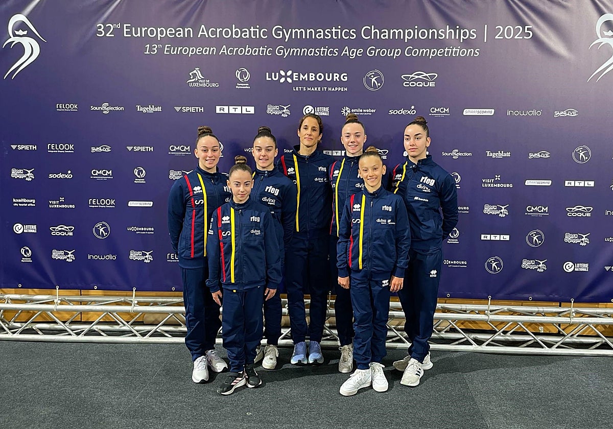 Las gimnastas del Club Pyrámidos, junto a su entrenadora, que han competido en el Europeo de Luxemburgo