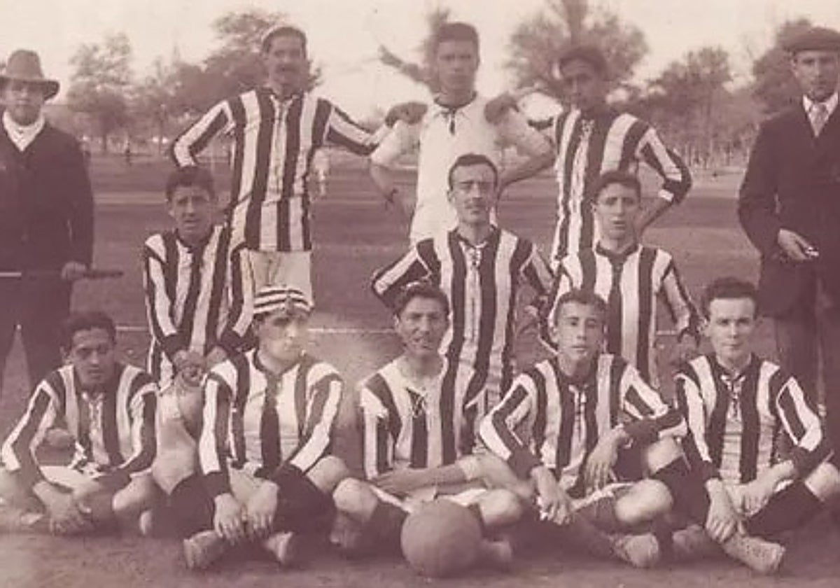 Imagen del Sevilla Balompié en 1910 ya con la equipación verdiblanca traída por Manuel Ramos Asencio desde Glasgow; en la misma figuran los hermanos Edmundo y Jacinto Wesolowski, en la fila central a la izquierda y en el centro