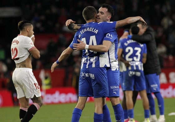 Los jugadores del Alavés celebran la última victoria en el Ramón Sánchez-Pizjuán