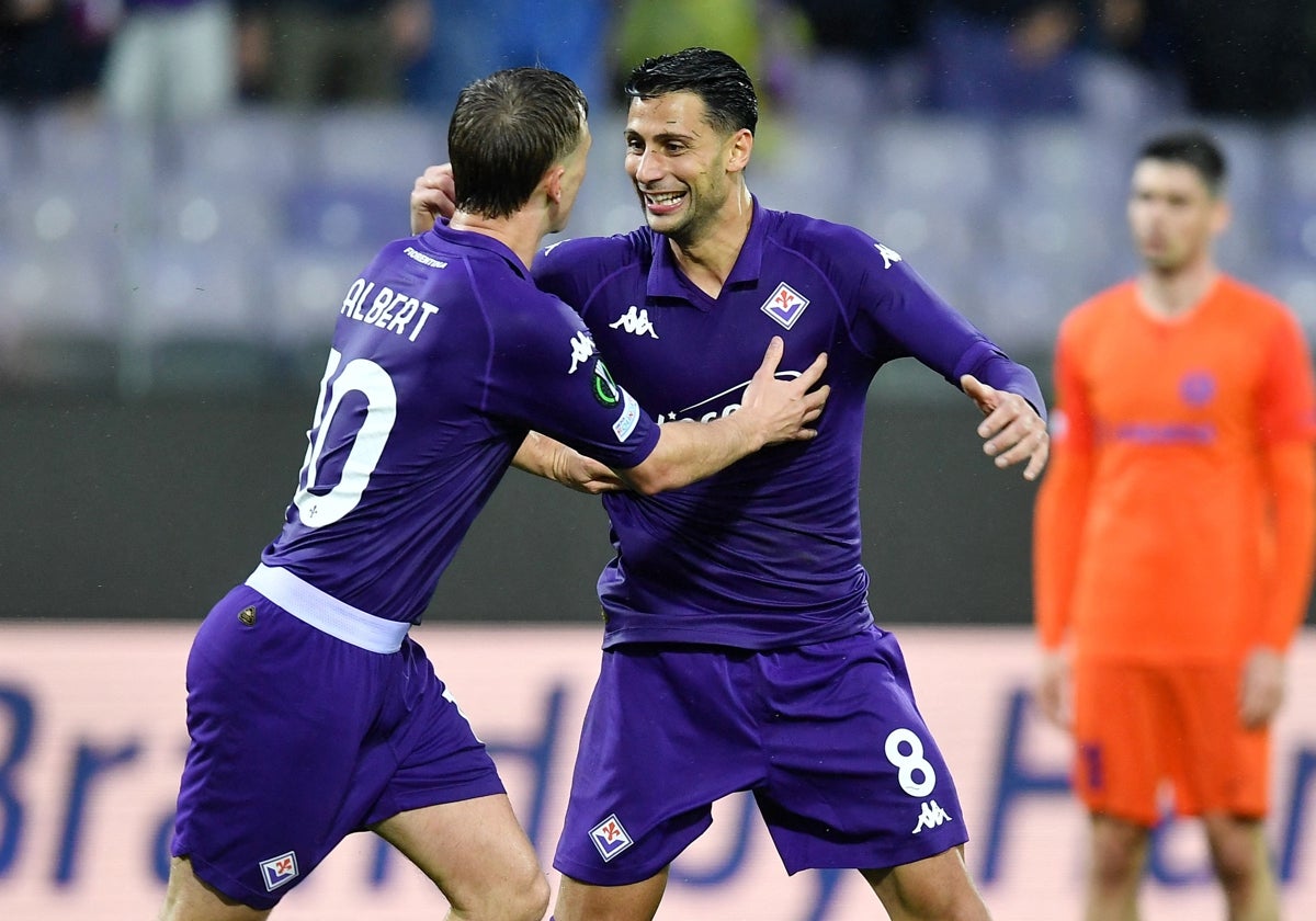 Mandragora celebra su gol al Celje con su compañero Albert Gudmundsson