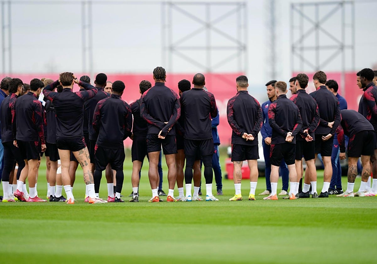 Los jugadores del Sevilla, sobre el césped de la ciudad deportiva