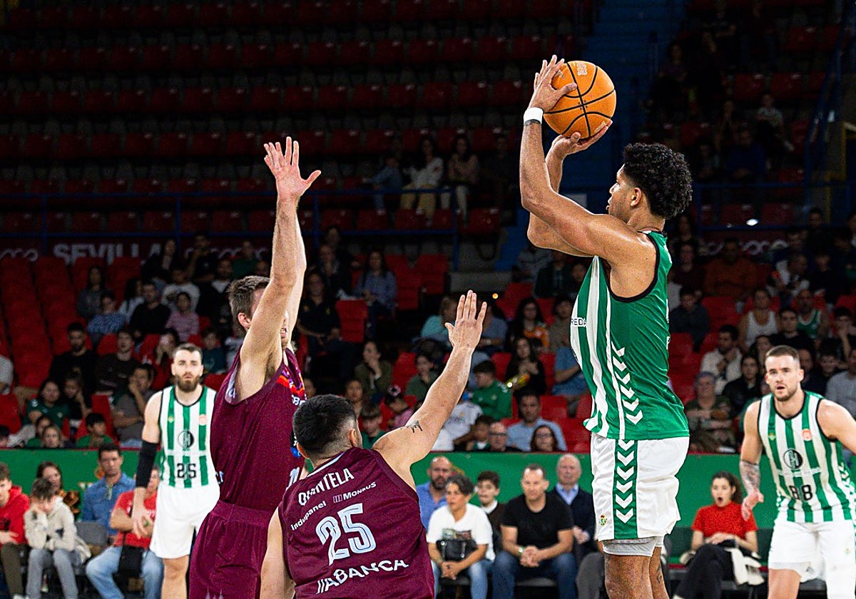 Hughes, lanzando a canasta ante el Monbús Obradoiro