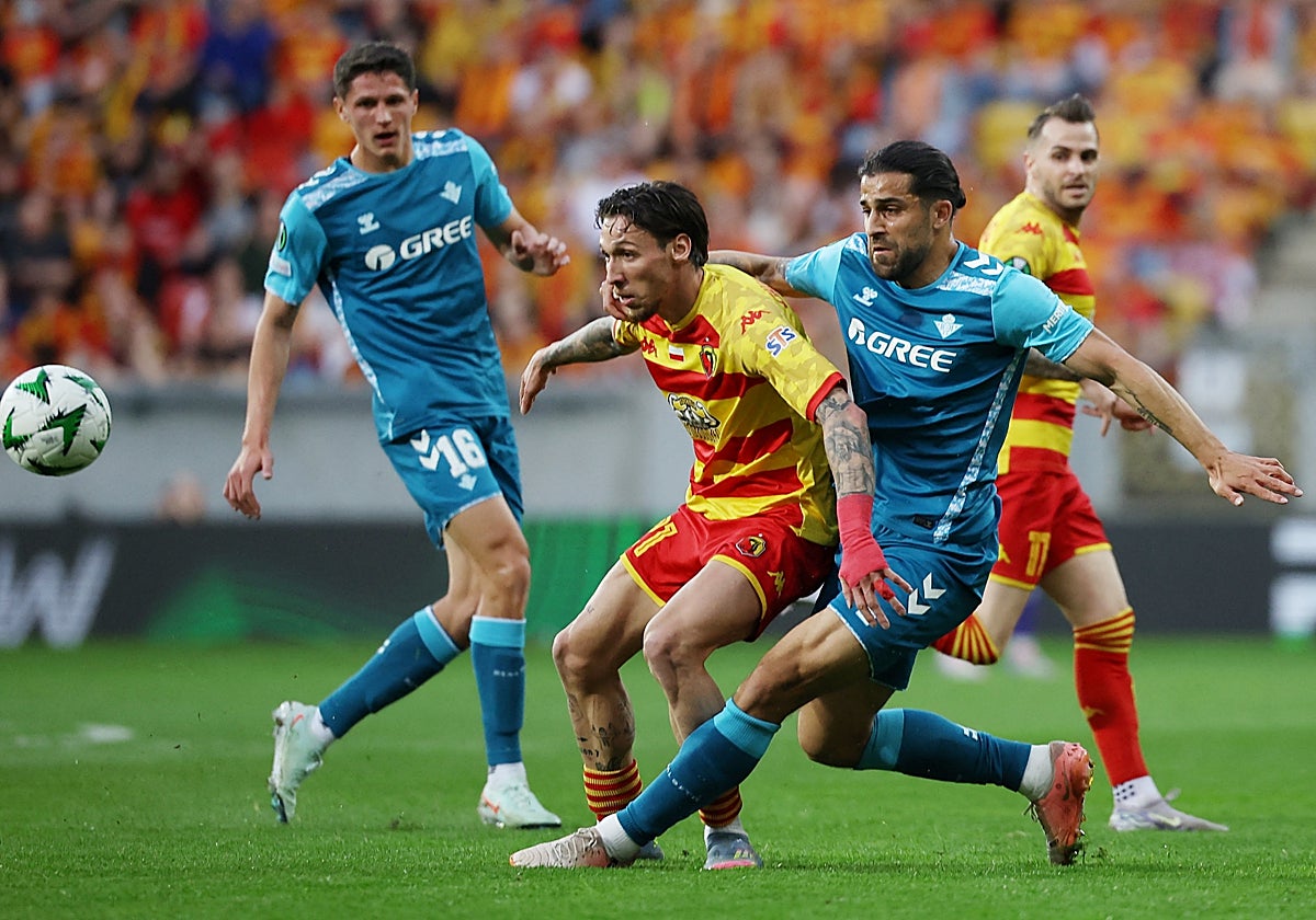 Ricardo Rodríguez pugna con el jugador del Jagiellonia Darko Churlinov
