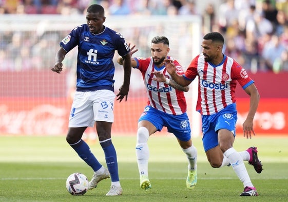 William Carvalho conduce un balón en un Girona-Betis