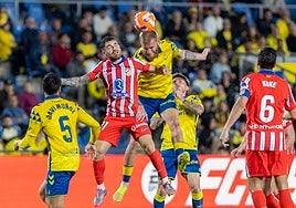 Las Palmas se carga al Atlético (1-0) y pone el Sevilla - Alavés al rojo vivo
