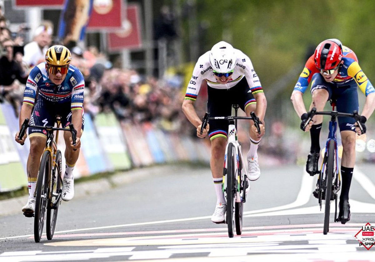 Skjelmose (dcha) se impone a Pogacar (centro) y Evenepoel (izda)