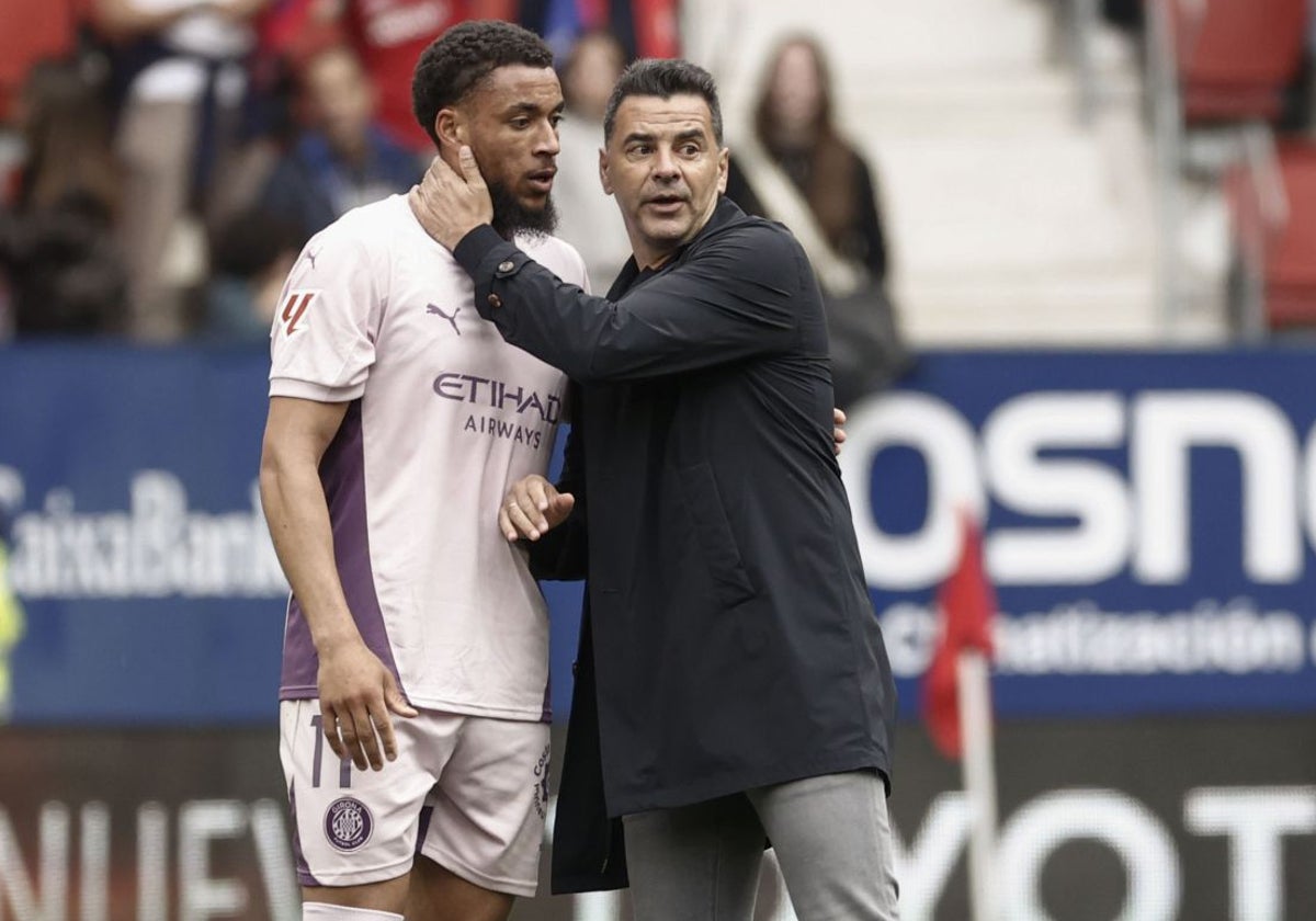 Míchel consuela a Danjuma tras la derrota del Girona ante el Osasuna en la pasada jornada
