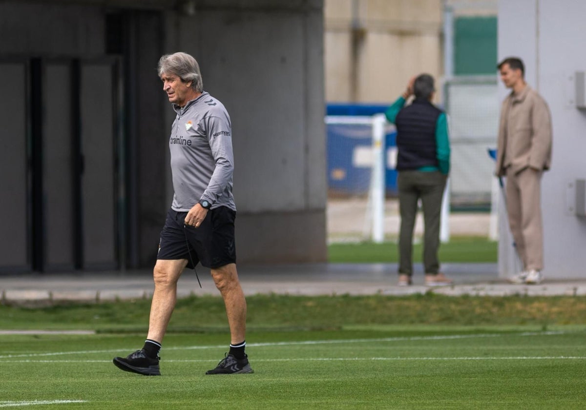 Manuel Pellegrini, durante el entrenamiento de este domingo