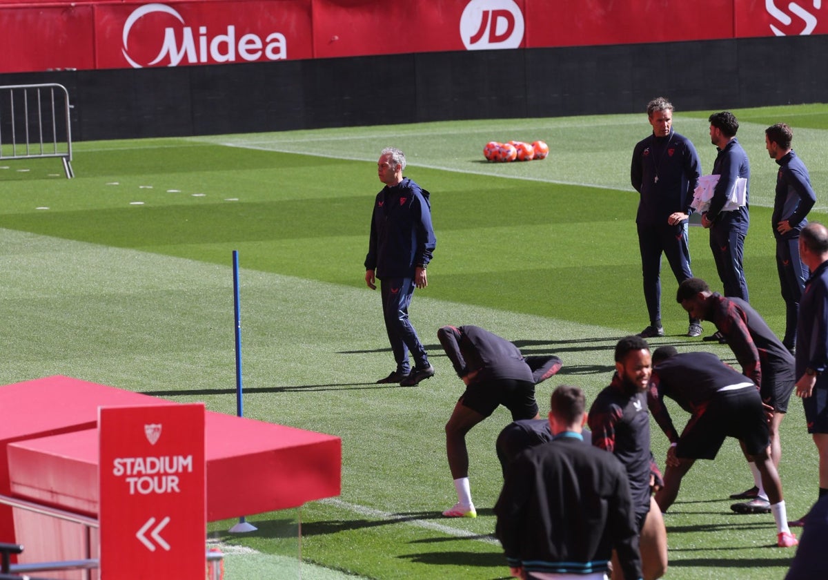 Joaquín Caparrós, en el entrenamiento de ayer en el Sánchez-Pizjuán