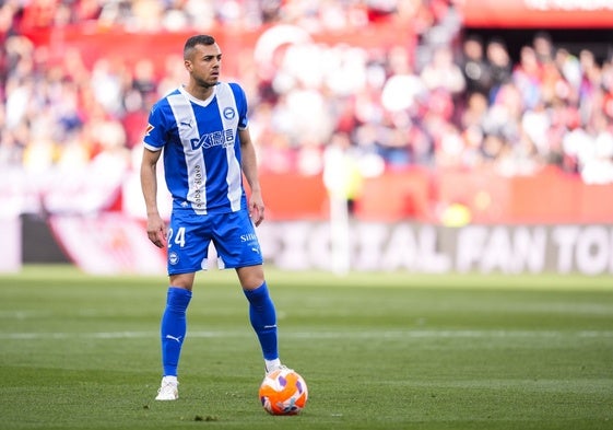 Joan Jordán se prepara para lanzar una falta en el Sánchez-Pizjuán