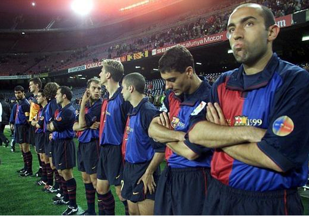 Los jugadores del Barcelona, plantados en la banda del Camp Nou el 24 de abril de 2000