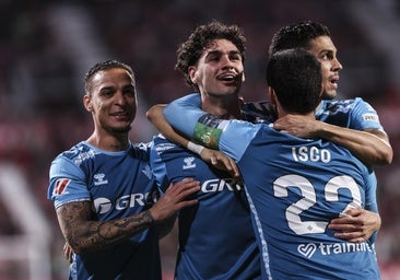 Antony, Isco y Bartra abrazan a Johnny Cardoso tras anotar el americano el 0-1 en Montilivi