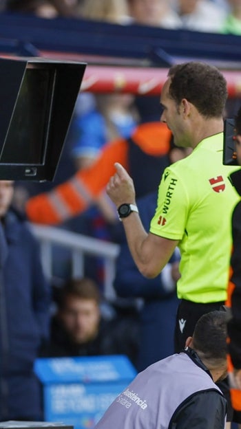 Melero López consulta la pantalla del VAR durante el Barça-Celta