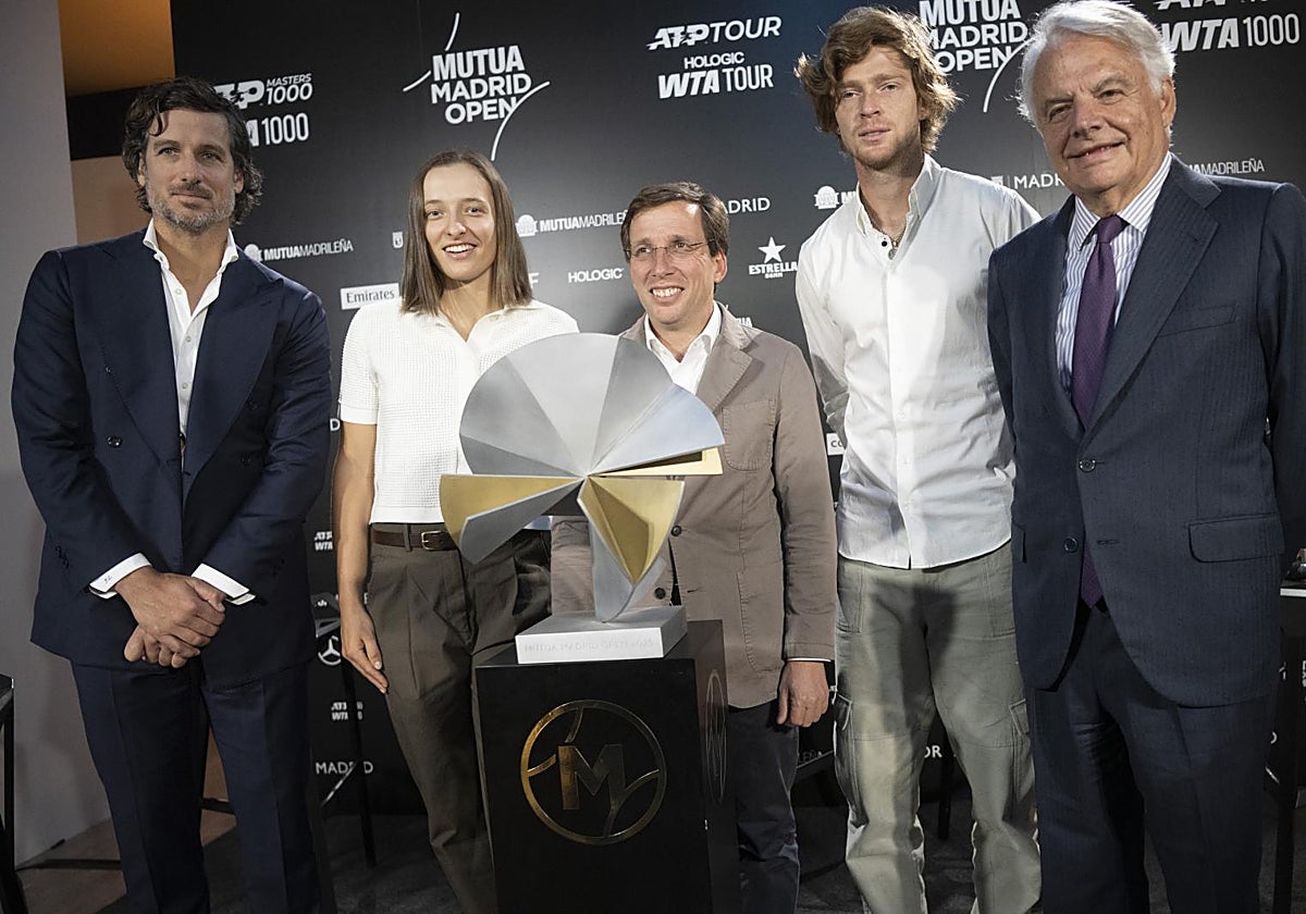Feliciano López, Iga Swiatek, José Luis Martínez-Almeida, Andrey Rublev e Ignacio Garralda, durante la presentación