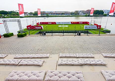 Imagen secundaria 1 - Imágenes del enclave del campo flotante, una de las actividades paralelas a la Copa del Rey