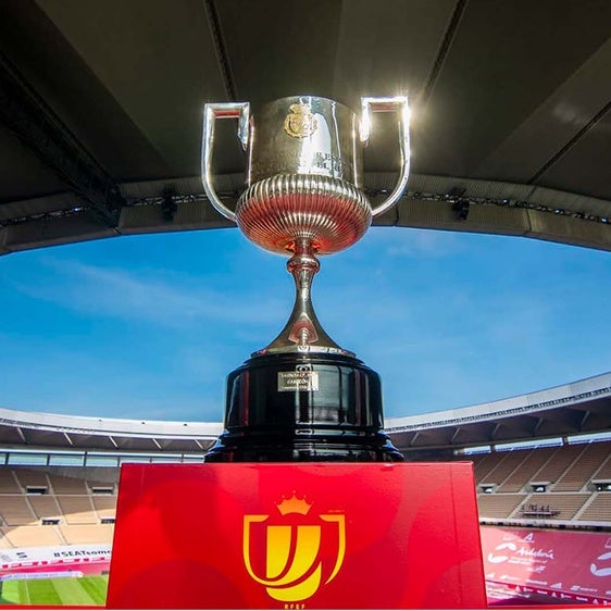 Imagen de archivo del trofeo de la Copa del Rey en el Estadio de la Cartuja, en Sevilla
