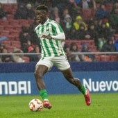 Marciano Sanca conduce un balón en el Metropolitano durante el transcurso del Atlético B - Betis Deportivo