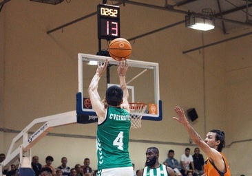 Cvetkovic, lanzando un triple en el CB Naturavia Morón - Real Betis Baloncesto