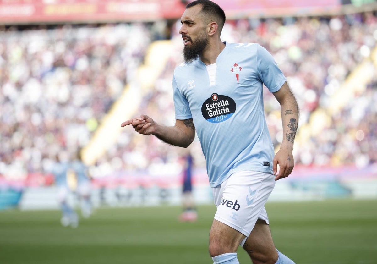 Borja Iglesias celebrando su segundo gol en Montjuic ante el Barcelona durante la jornada pasada