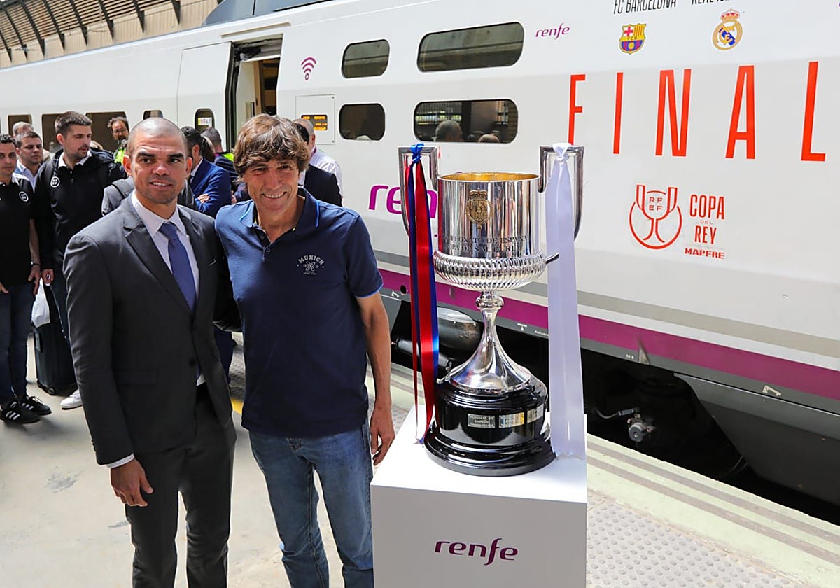 Pepe y Julio Salinas posando junto a la Copa del Rey en la estación de Santa Justa