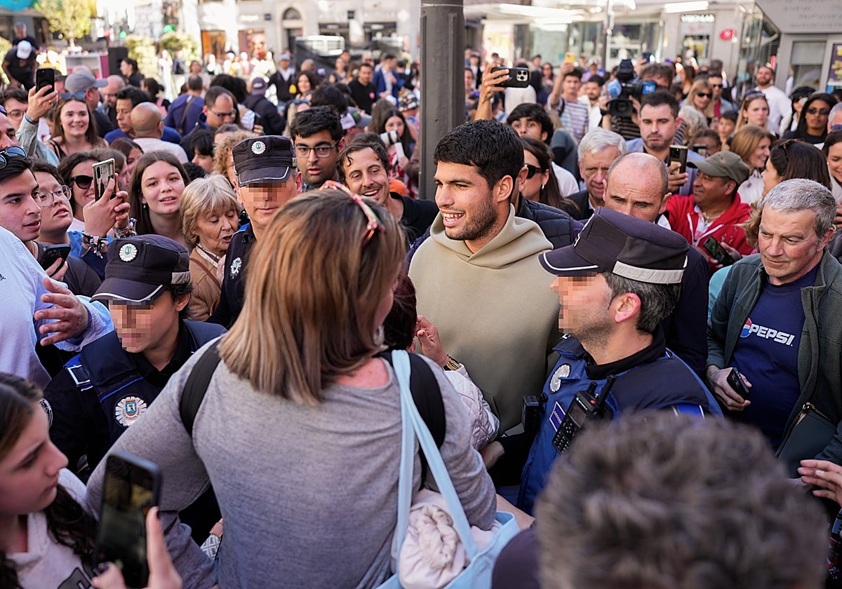 Alcaraz, durante su paseo por el centro de Madrid para un acto de 'ElPozo'