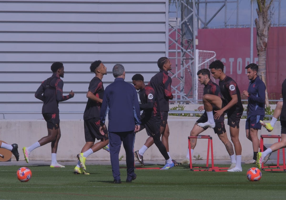 Caparrós observa a sus jugadores durante una sesión de entrenamiento previa al Osasuna - Sevilla
