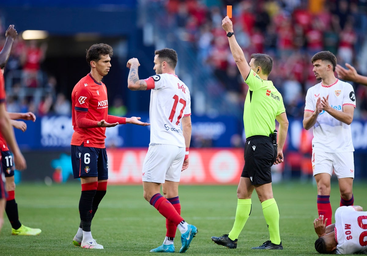 Cordero Vega enseña la tarjeta roja a Ibáñez ante Saúl
