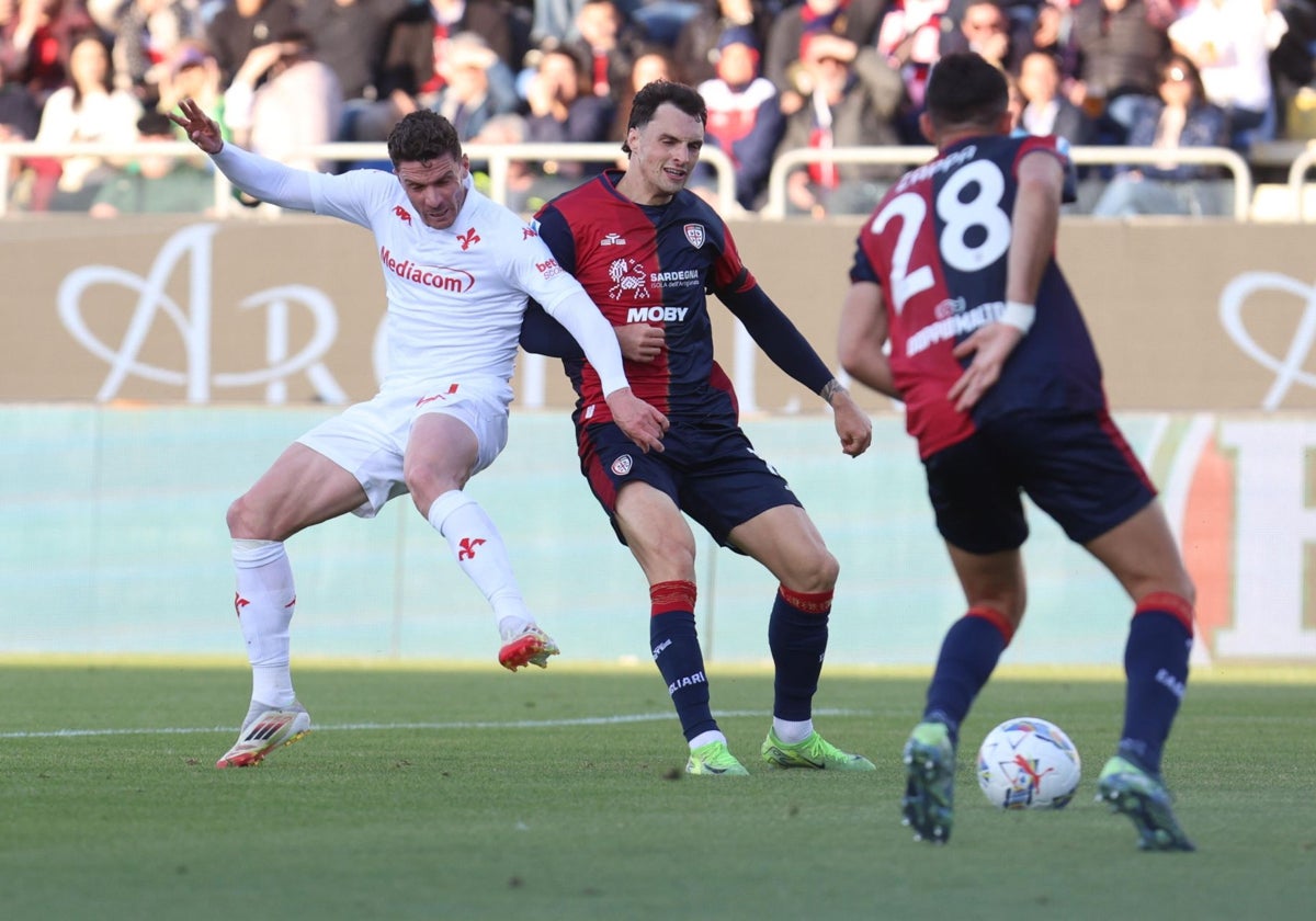 Robin Gosens disputando un balón en el partido frente al Cagliari en la Serie A