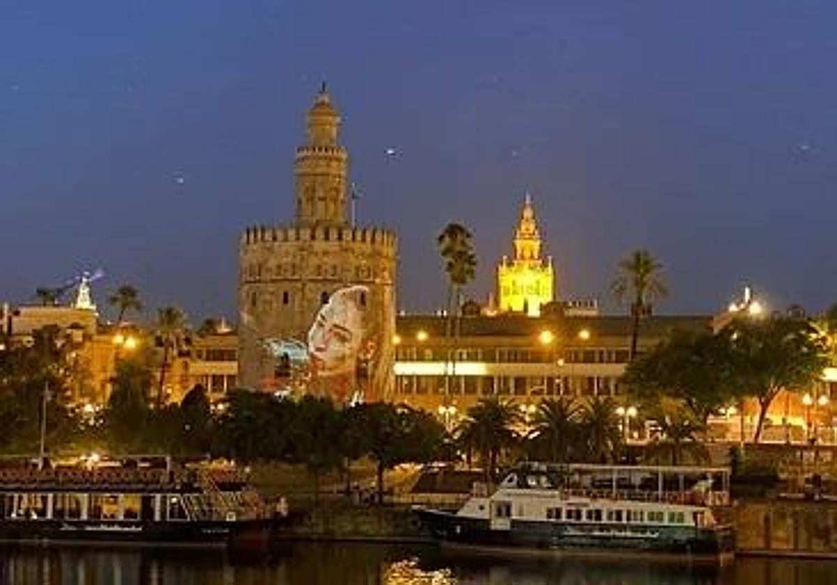 La Torre del Oro proyectando imágenes de Olga Carmona e Irene Guerrero tras el triunfo de la selección en el mundial