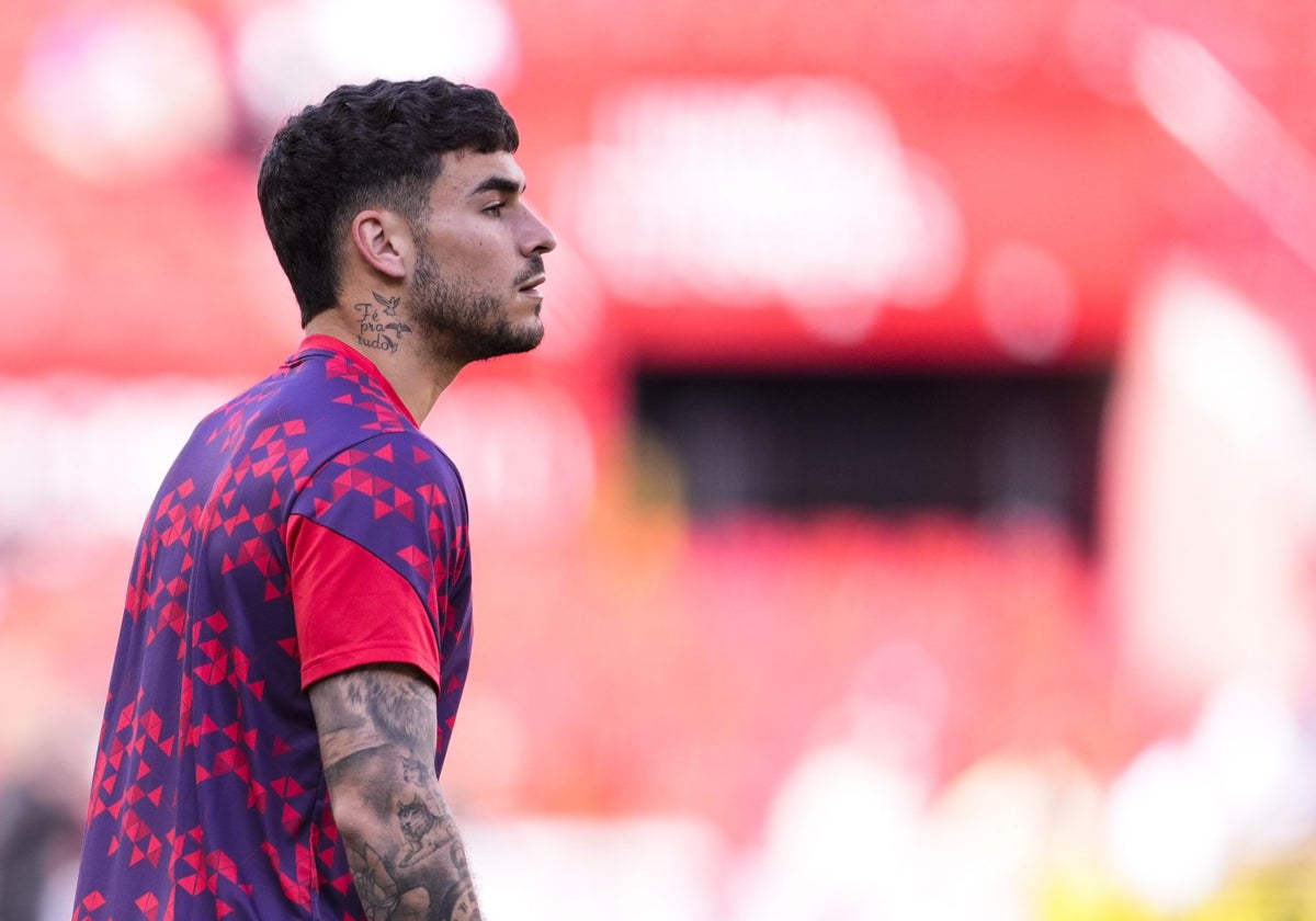 Isaac Romero durante el calentamiento del partido de LaLiga Sevilla-Alavés