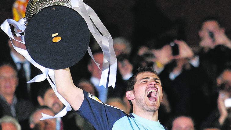 Iker Casillas levanta la Copa del Rey conquistada ante el Barcelona en la final de 2011 en Mestalla, donde el Real Madrid se impuso al Barcelona por 1-0, con gol en la prórroga de Cristiano Ronaldo