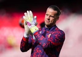 Orjan Nyland calentando en el partido del Sevilla FC ante el Deportivo Alavés en el Sánchez Pizjuán