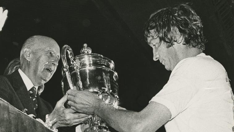El capitán Zoco recibe la Copa del Generalísimo de 1974 de manos de Franco en el Vicente Calderón. El Real Madrid derrotó 4-0 al F.C. Barcelona