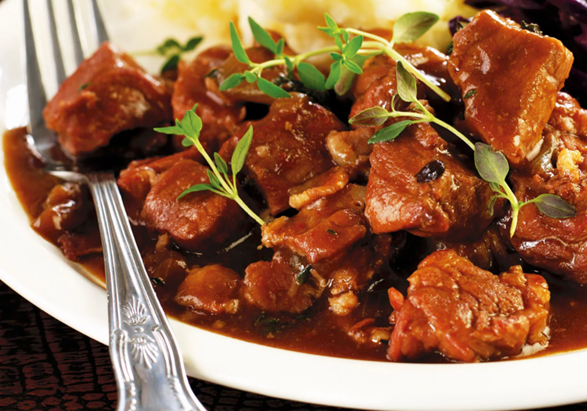 Plato de estofado de jabalí