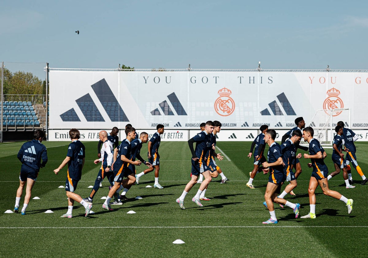 El Real Madrid, durante el entrenamiento de esta mañana en Valdebebas