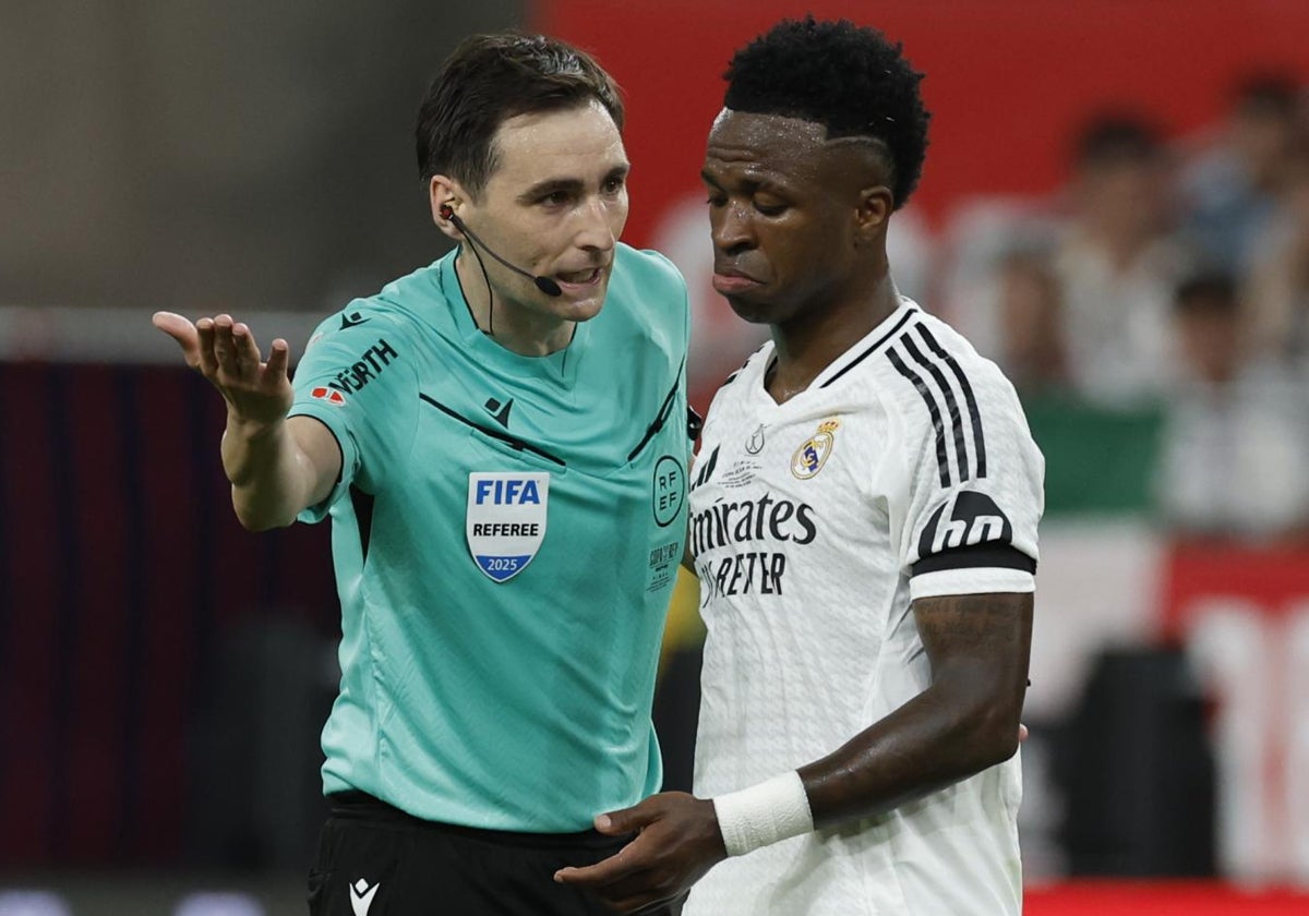 Hubo un penalti no pitado de Ceballos por agarrón a Cubarsí