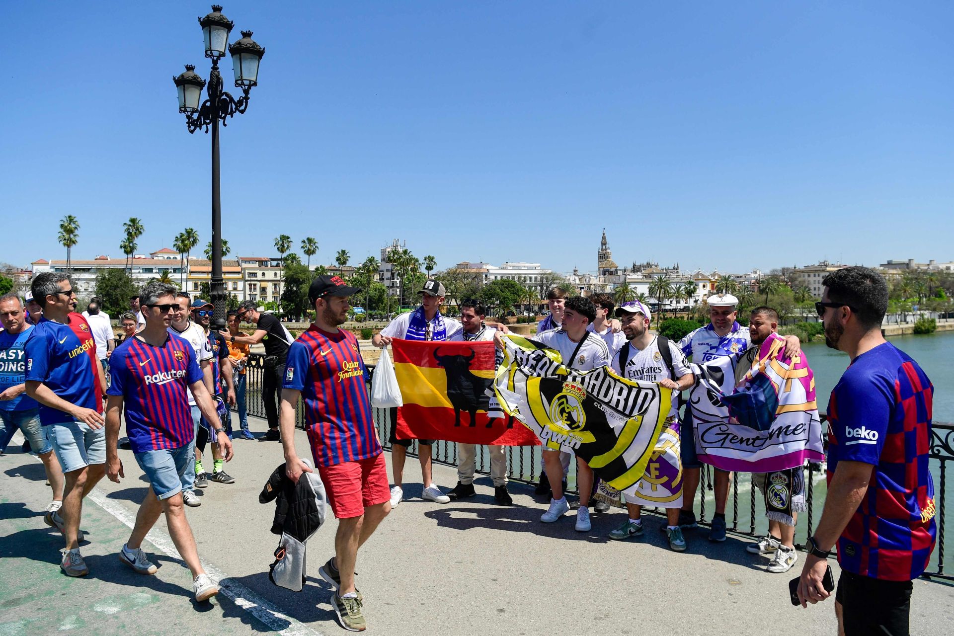 Ambas aficiones se encuentran sobre el Guadalquivir.