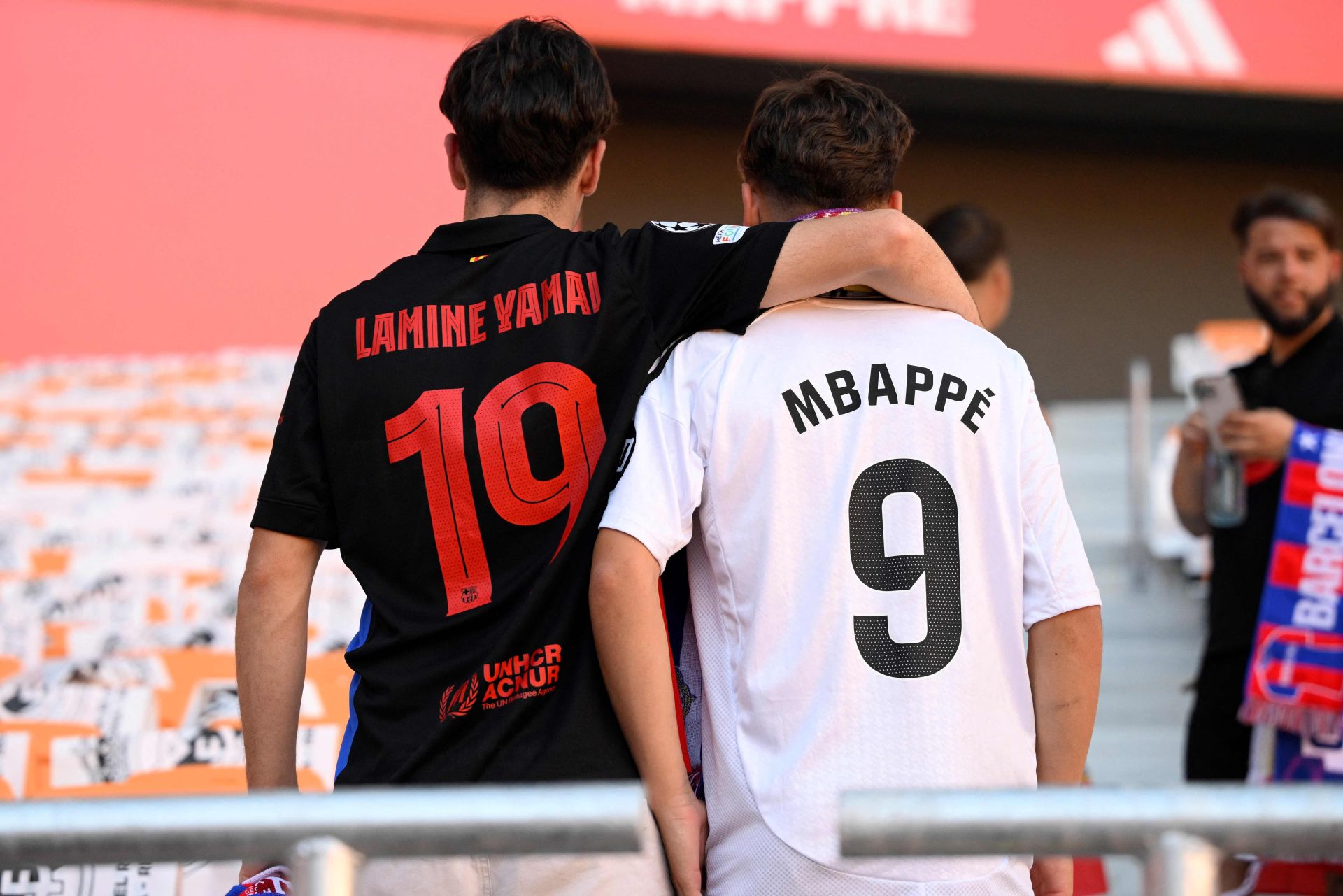 Dos amigos, uno con la camiseta de Lamine Yamal, y otro con la de Mbappé, antes de la final.