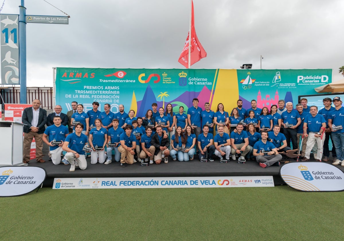 Foto de família de los premiados junto a autoridades y patrocinadores